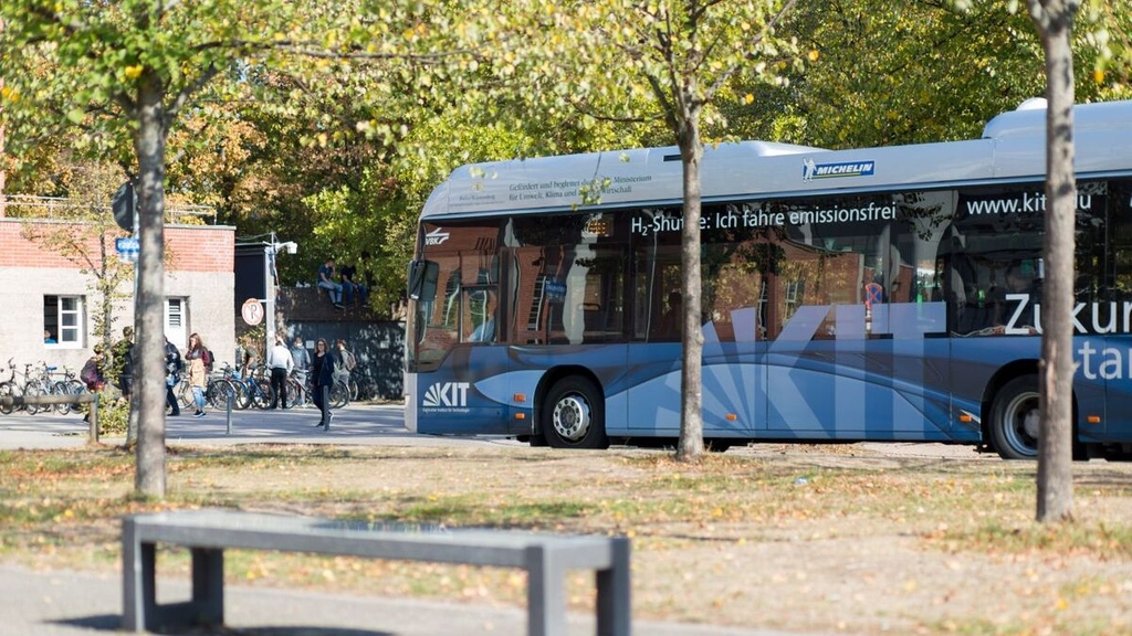 Klimafreundlich unterwegs: Wasserstoffbusse pendeln emissionsfrei zwischen den beiden Standorten des KIT, Campus Nord und Campus Süd. (Foto: Anne Cordts, KIT